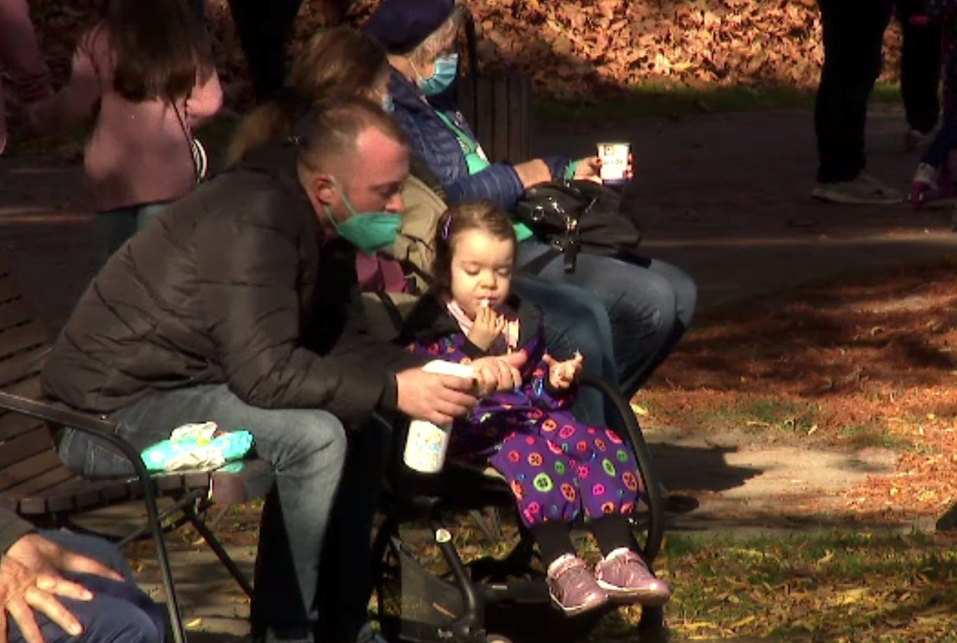 Temperaturile neobișnuite pentru noiembrie au scos oamenii din casă. Parcurile, luate cu asalt