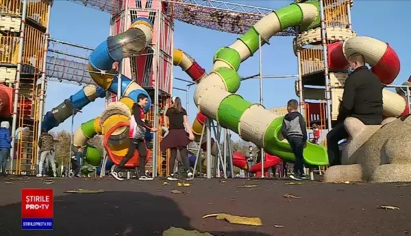 Temperaturile neobișnuite pentru noiembrie au scos oamenii din casă. Parcurile, luate cu asalt