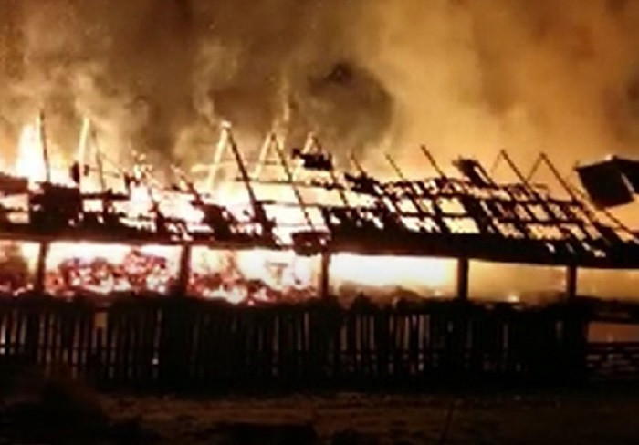 Incendiu violent în Bistrița. Un adăpost pentru animale a ars precum o torță