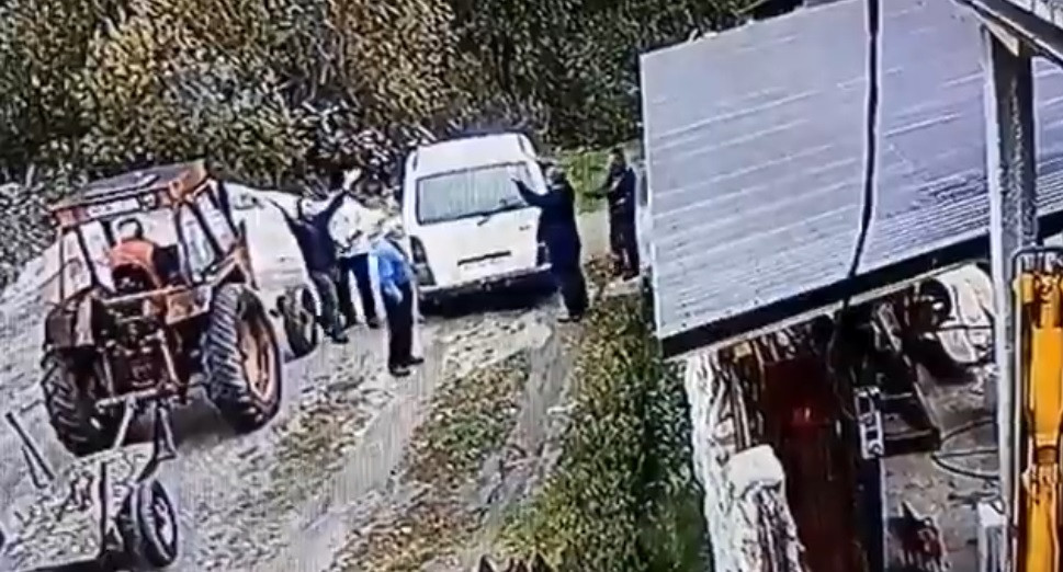Un ofițer SRI a fost prins cu drujba în pădure, la tăiat de lemne. A intervenit și poliția. VIDEO