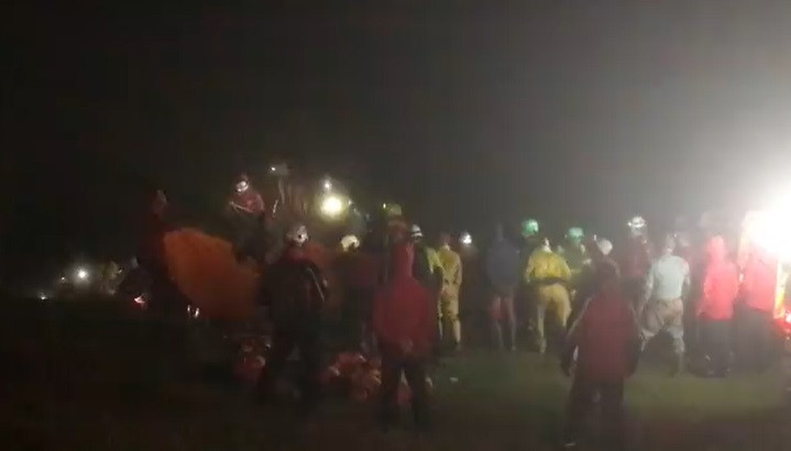 Un bărbat blocat într-o peșteră a fost salvat după două zile, în UK