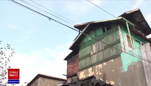 Un incendiu violent a cuprins trei case, la Ploiești. Un bărbat a murit carbonizat