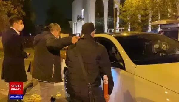 Protest la Vila Lac. Manifestanții aruncă hârtie igienică înspre mașinile liderilor PNL