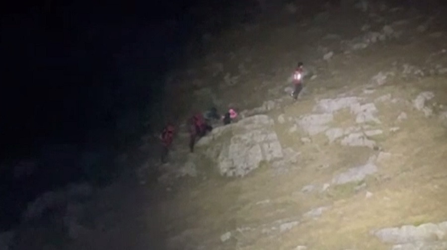 Dâmbovița: Șase turiști s-au rătăcit pe munte, după ce au rămas fără baterii la lanterne
