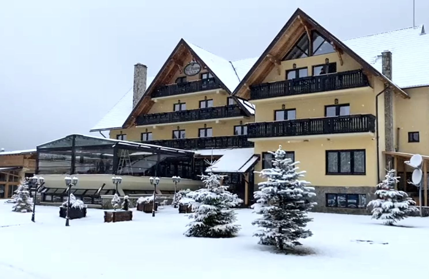 Ninge la munte, iar la altitudini mari deja temperaturile au coborât sub zero grade Celsius. Drumarii au scos utilajele