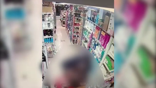 Momentul în care tânărul de 17 ani a atacat cu cuțitul o femeie, într-un supermarket din Cluj-Napoca. VIDEO ȘOCANT