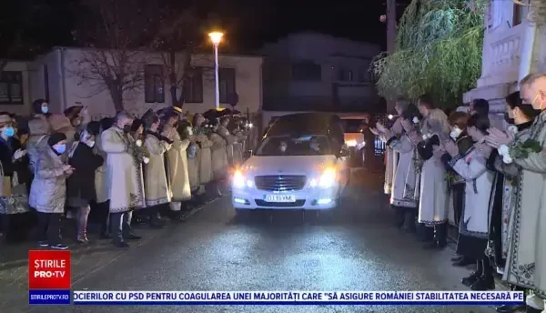 Petrică Mîțu Stoian, primit cu aplauze și trandafiri albi. Miercuri va fi condus pe ultimul drum