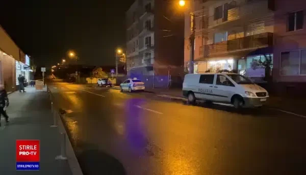 Momentul în care tânărul de 17 ani a atacat cu cuțitul o femeie, într-un supermarket din Cluj-Napoca