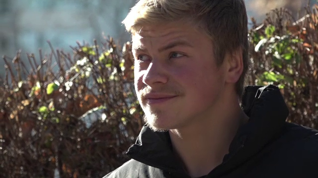 Poveste emoționantă. Un băiat de 17 ani vinde legume și zarzavaturi la colț de bloc, pentru a-și ajuta familia