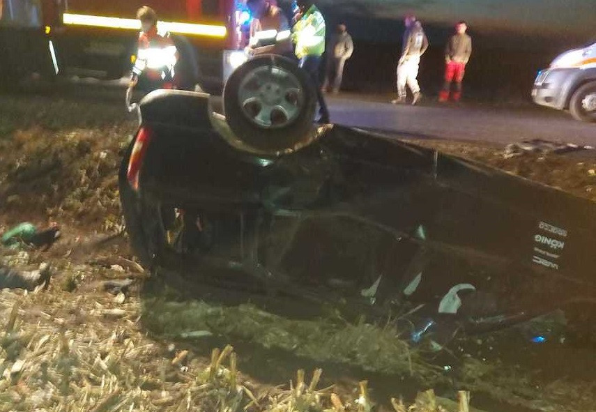 VIDEO Mașină plină cu migranți, implicată într-un accident rutier. Doi bărbați au murit, iar zece sunt răniți