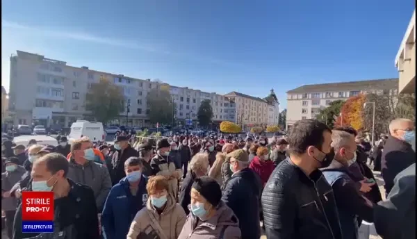 Imagini emoționante la Craiova. Sute de oameni își iau rămas bun de la Petrică Mîțu Stoian