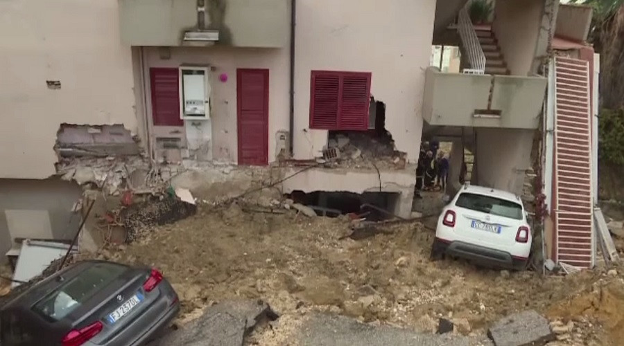 Dezastru în Sicilia. Un tronson de drum s-a surpat, iar blocurile și mașinile din zonă au fost avariate