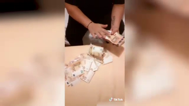 Mai mulți români din Italia au postat pe internet imagini cu teancuri de bani. Cum au obținut ilegal de la stat 60 mil. €