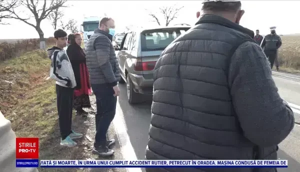 Fetiță de trei ani, decedată într-un grav accident de circulație la Oradea. Mama ei a intrat cu mașina într-un microbuz