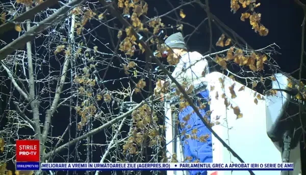 A început montarea luminițelor de Crăciun în București. Anul acesta sunt cu buget redus