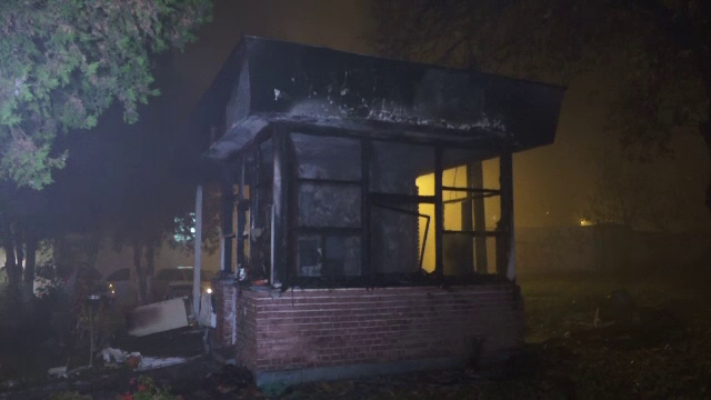 Un bărbat a murit carbonizat după ce halta dezafectată în care adăpostea a luat foc