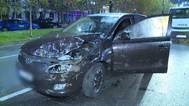 Încă o mașină a ajuns într-una din fântânile de pe Bulevardul Unirii. „Nu mi-a acordat prioritate”