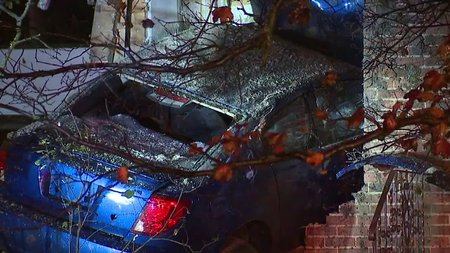 Casa groazei, unde proprietarii se trezesc cu mașini în bucătărie. De ce nu fac nimic autoritățile