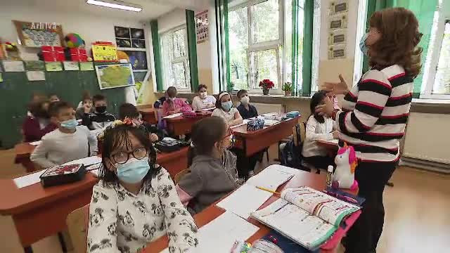 Testarea elevilor din salivă pentru Covid, motiv de nemulțumire pentru dascăli. „Care va fi prioritatea mea ca profesor?”