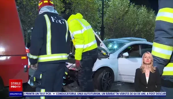 Încă o mașină a ajuns într-una din fântânile de pe Bulevardul Unirii. „Nu mi-a acordat prioritate”