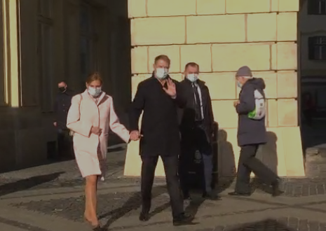 Klaus Iohannis, întâmpinat de protestatari la intrarea într-o biserică din Sibiu. Ce i-a strigat o femeie