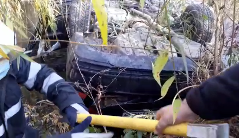 VIDEO O mașină a căzut pe plafon în râul Olănești. Șoferul este rănit