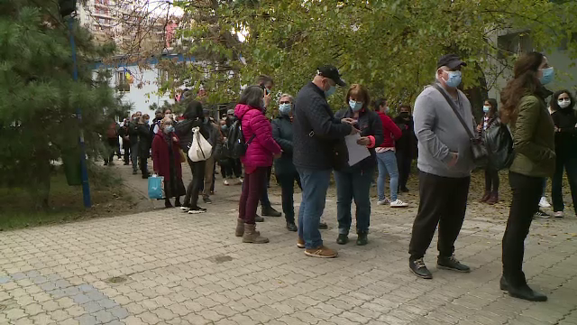 Cozi la centrele de vaccinare. Românii se imunizează chiar și în vacanțe