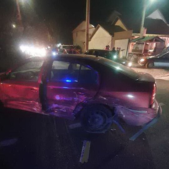 Accident în lanţ în județul Buzău. Una dintre mașinile implicate s-a rupt în două