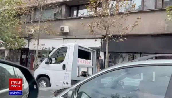 O mașină de lux, distrusă în Capitală.