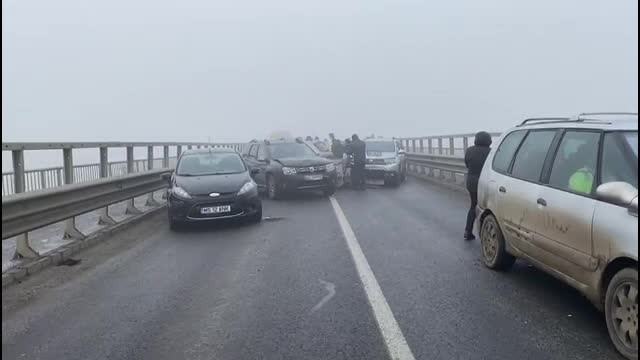 ANIMAȚIE GRAFICĂ cu carambolul din Mureș: 21 de mașini s-au tamponat din cauza poleiului