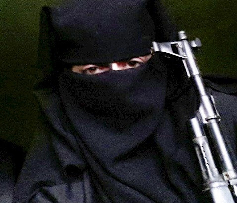 Povestea impresionantă a unei femei care a plecat în Siria pentru a adera la ISIS. Și-a luat și copilul cu ea