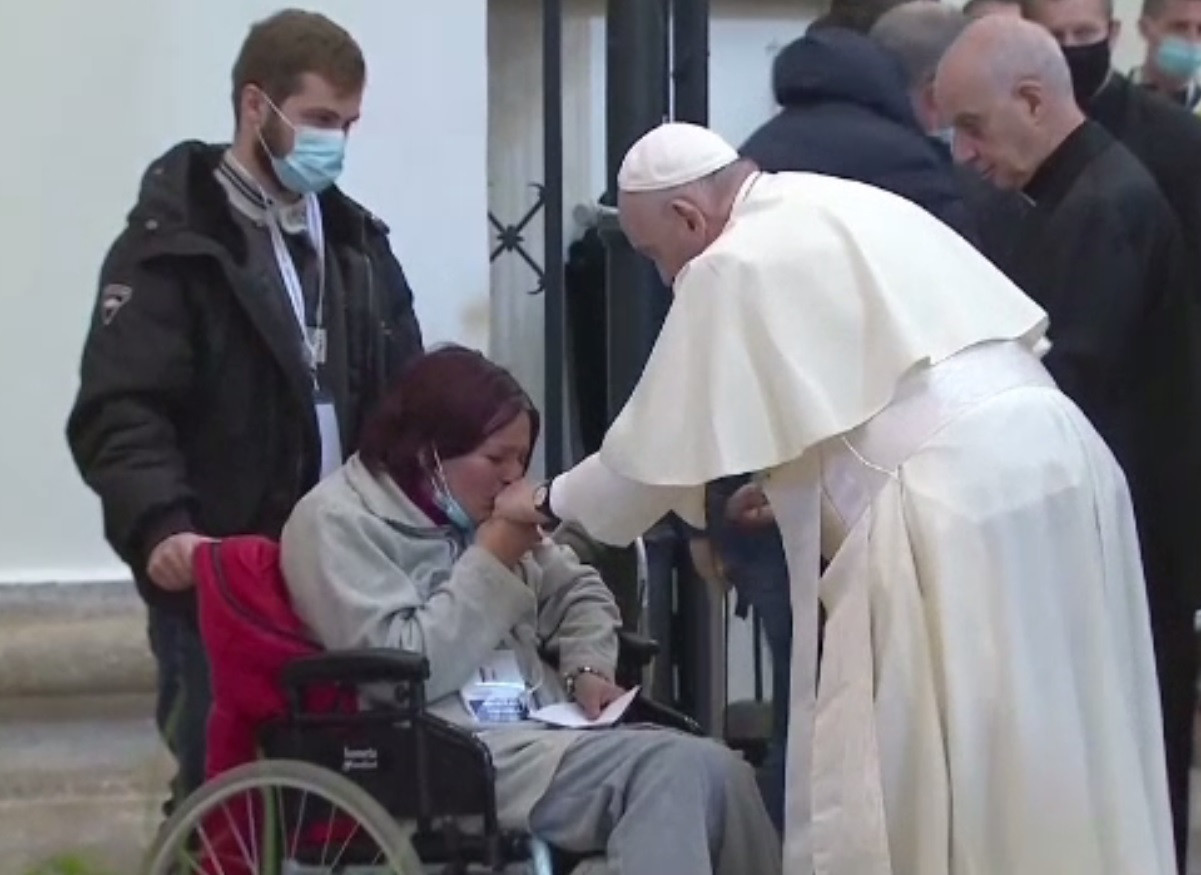 O româncă imobilizată în scaunul cu rotile și dependentă de morfină l-a impresionat profund pe Papa Francisc