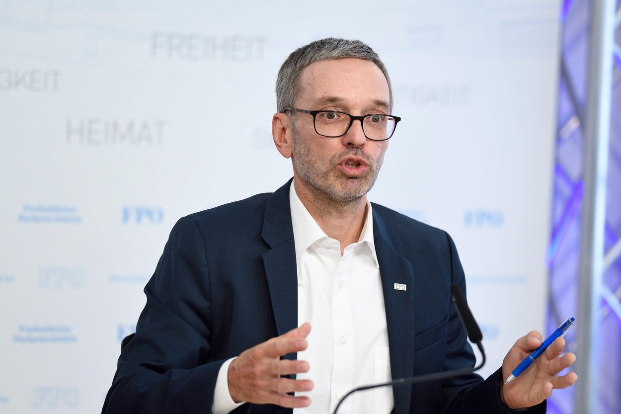 Liderul antivaccinist al extremei drepte austriece are COVID-19. Ce plan avea pentru a combate virusul