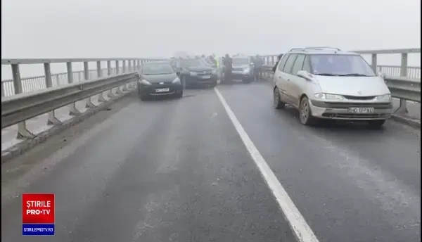 Carambol în Mureș: 21 de mașini s-au tamponat din cauza poleiului