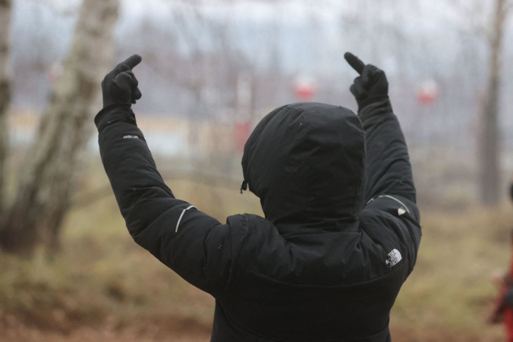 Reţea de traficanţi de migranţi, printre care români, destructurată în Franţa. Suma uriașă pe care au câștigat-o