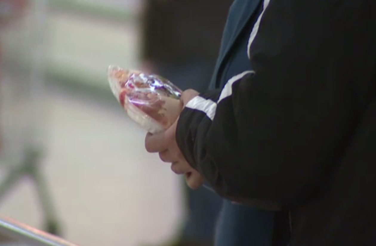 Peste 60 de tone de carne de pui cu salmonella, descoperite de inspectorii ANSVSA în mai multe magazine din țară