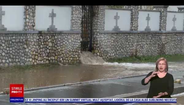 O magistrală veche de peste 50 de ani s-a spart în curtea unei biserici din Pitești