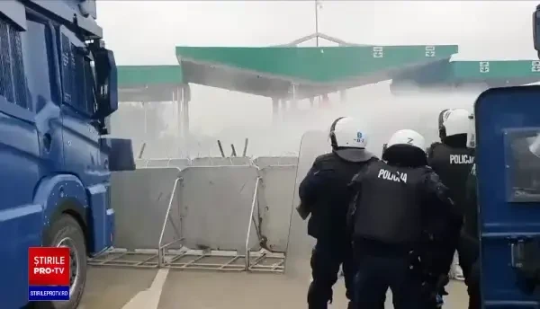 Un polițist polonez a suferit o fractură craniană, după ce migranții au aruncat cu pietre în forțele de ordine