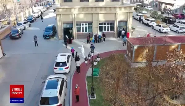 O echipă sanitară din China a ucis un câine cu ranga, în timp ce stăpânii lui erau în carantină. VIDEO