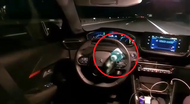 Un șofer a blocat volanul cu o sticlă și s-a mutat pe bancheta din spate, în timp ce mașina mergea cu viteză pe autostradă