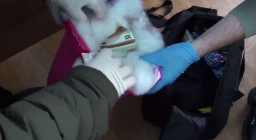 Reţea care făcea tranzacții cu bani falși, destructurată în Galați. Oamenii legii au găsit euro contrafăcuți într-o pernă