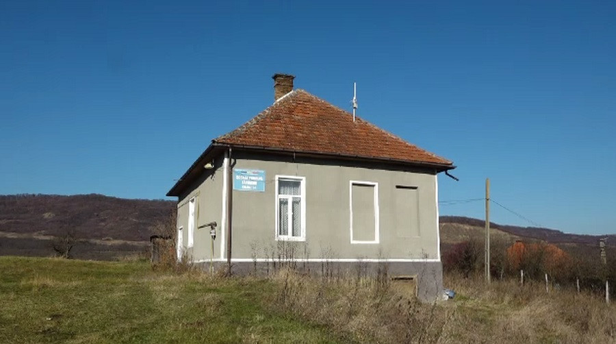 O școală din Bistrița-Năsăud ar putea fi transformată în capelă pentru priveghi, după ce numărul elevilor a scăzut