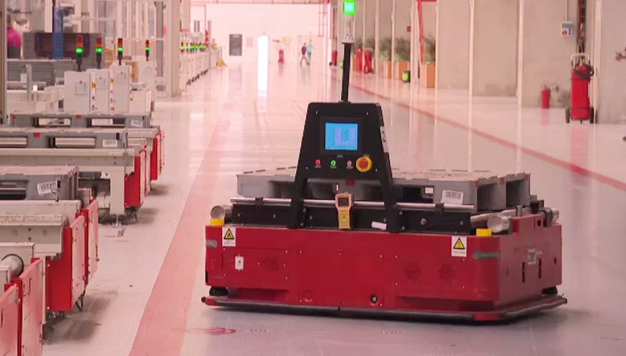 Tehnologia de ultimă generație revoluționează afacerile românești. Roboții lucrează cot la cot cu oamenii