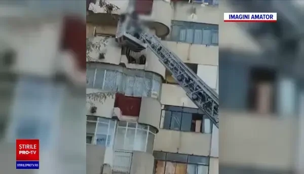 Cei doi copii, sechestrați de pedofilul din Galați, au fost scoși de pompieri pe geam de la etajul patru