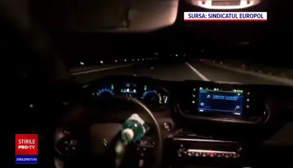 Un șofer a blocat volanul cu o sticlă și s-a mutat pe bancheta din spate, în timp ce mașina mergea cu viteză pe autostradă