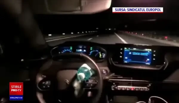 Un șofer a blocat volanul cu o sticlă și s-a mutat pe bancheta din spate, în timp ce mașina mergea cu viteză pe autostradă