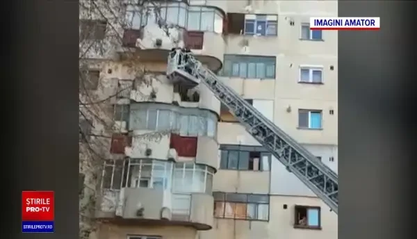 Cei doi copii sechestrați de pedofilul din Galați au fost scoși de pompieri pe geam de la etajul patru