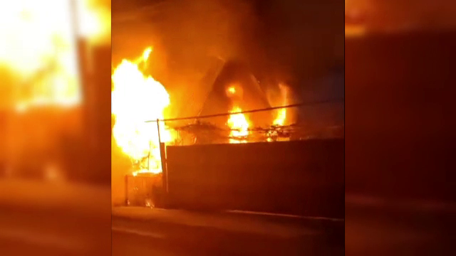 Un bărbat a murit carbonizat după ce a uitat o țigară aprinsă. Întreaga casă a fost cuprinsă de flăcări