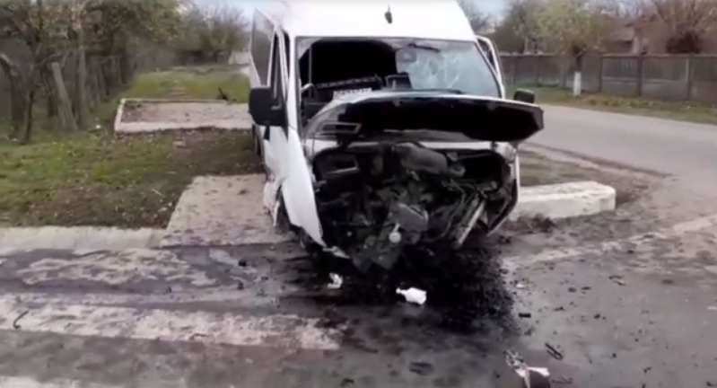 VIDEO Zece persoane rănite, după ce un microbuz a intrat într-un cap de pod, în Olt