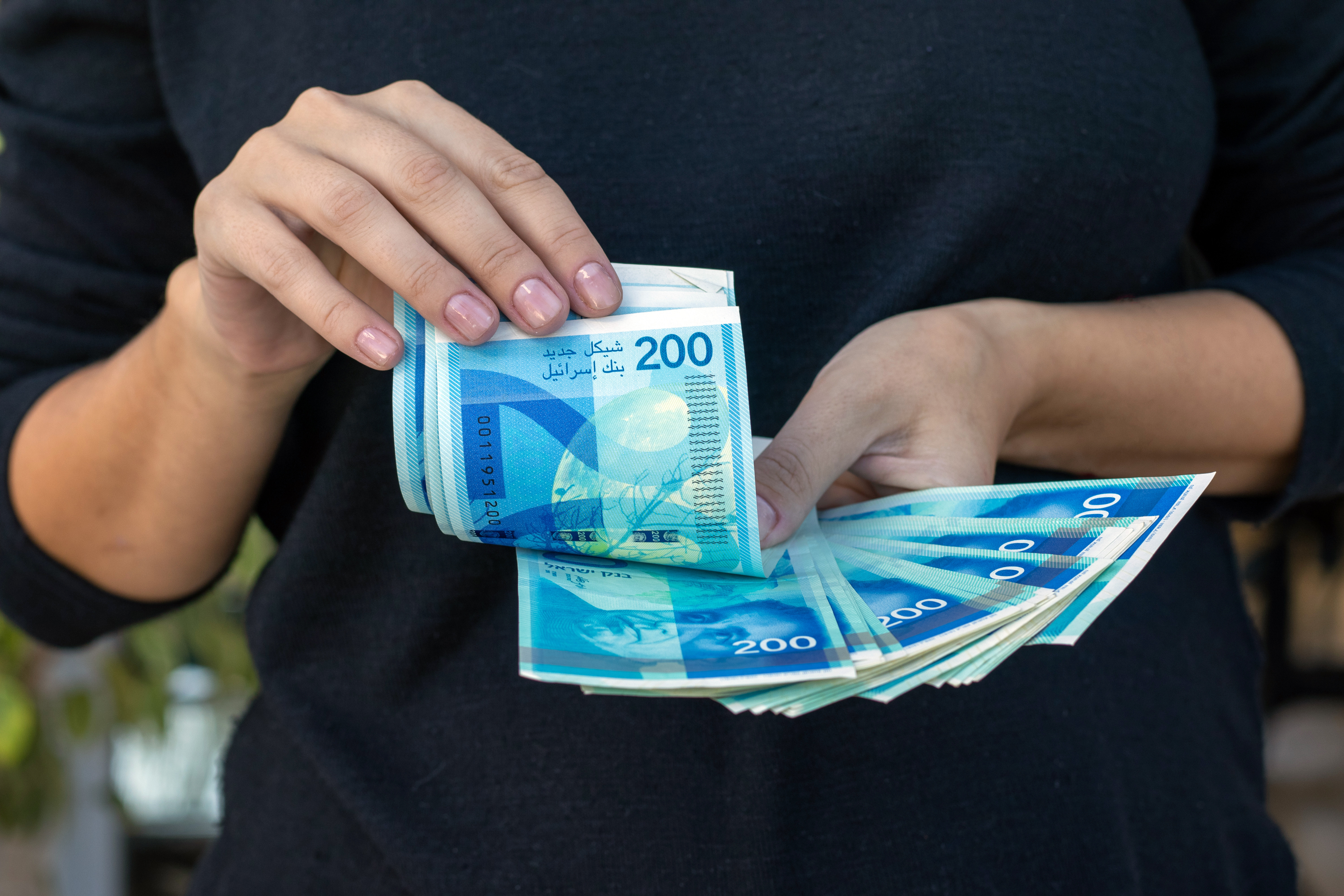 O femeie din Israel a ars bancnote în valoare de circa 3.000 de euro de teama că s-ar putea infecta cu coronavirus